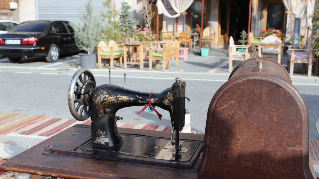 130 Yıllık Dikiş Makinesi, Talas Antika Pazarı'nda Satışa Sunuldu"