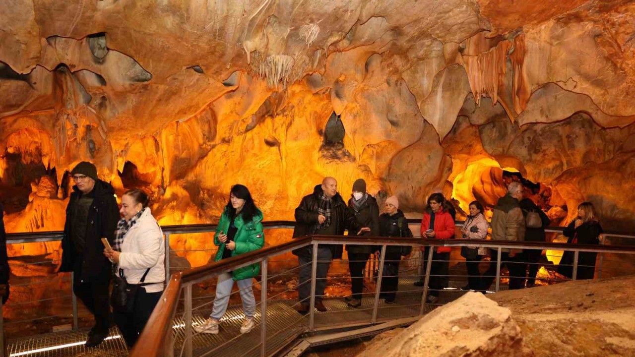 Kültür Gezginleri Topluluğu Tulumtaş Mağarası'nda
