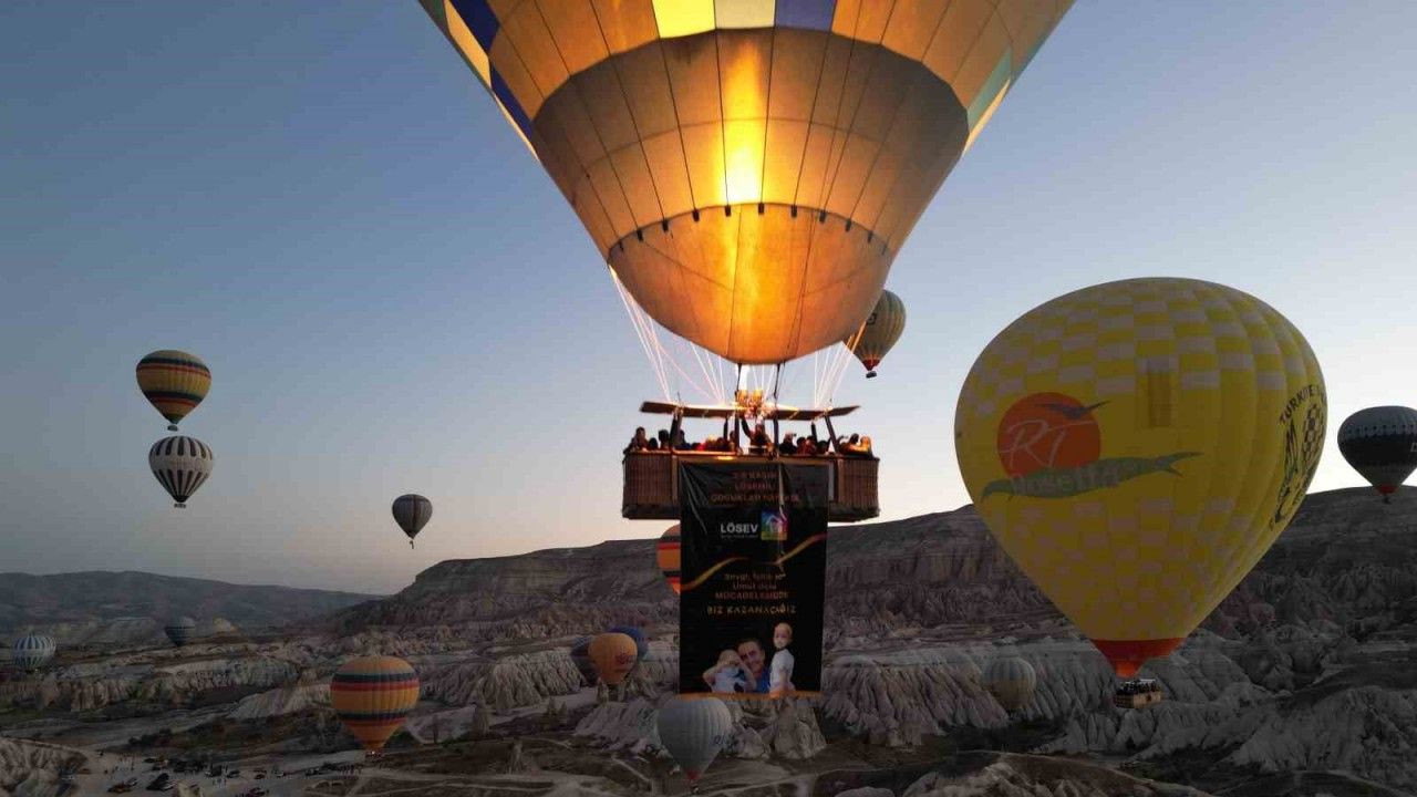Sıcak hava balonları LÖSEV pankartları ile uçtu