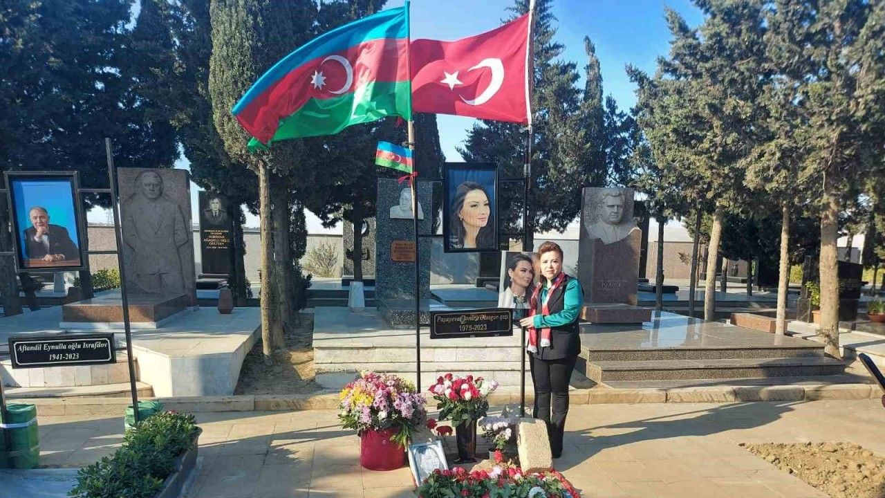 Türkiye’den götürdüğü toprağı  Paşayeva’nın mezarına döktü