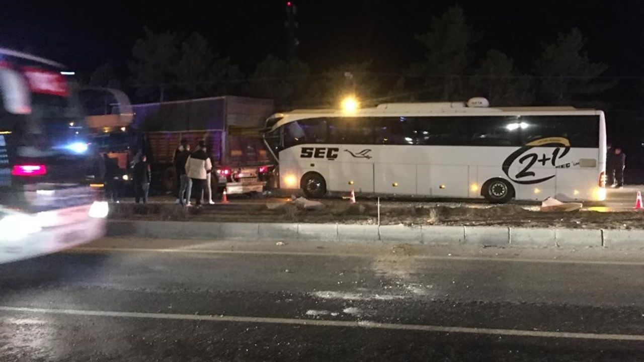 Yolcu Otobüsü Tıra Çarptı 11 Kişi Yaralandı