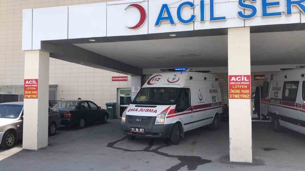 Gişe Bariyerine Çarpan Araçta 1'i Ağır 2 Kişi Yaralandı