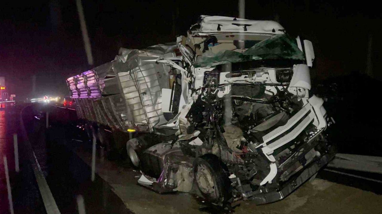 İki Tır Kaza Yaptı Şoför Ağır Yaralandı