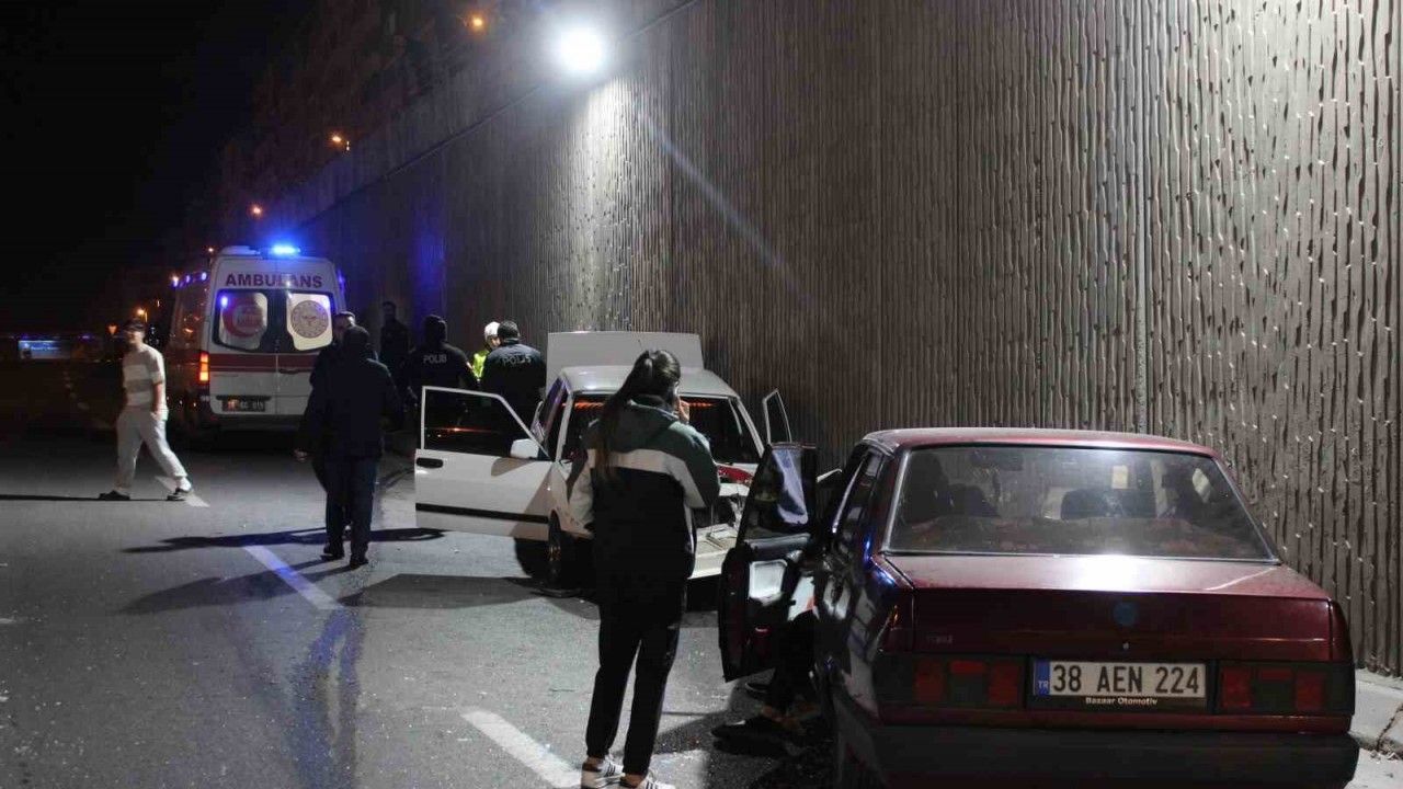 Kayseri'de İki Otomobil Çarpıştı: 1 Kişi Yaralı