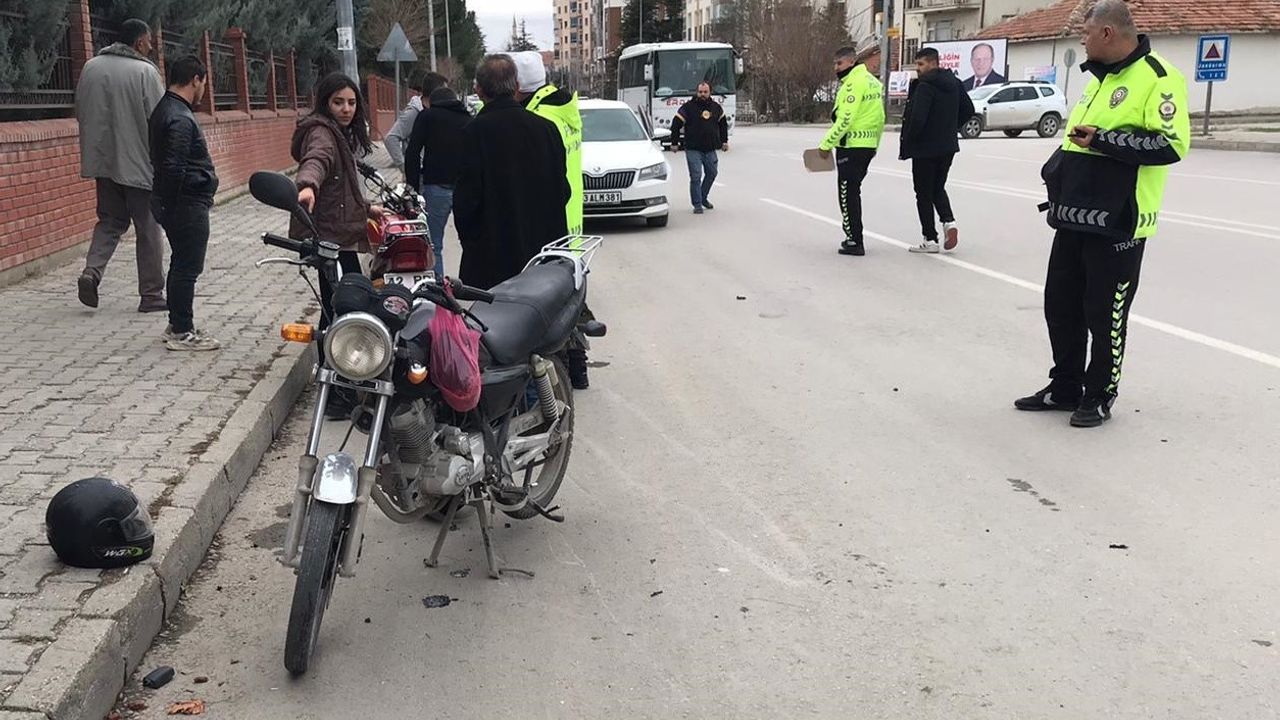 Motosikletler Çarpıştı 3 Kişi Yaralandı