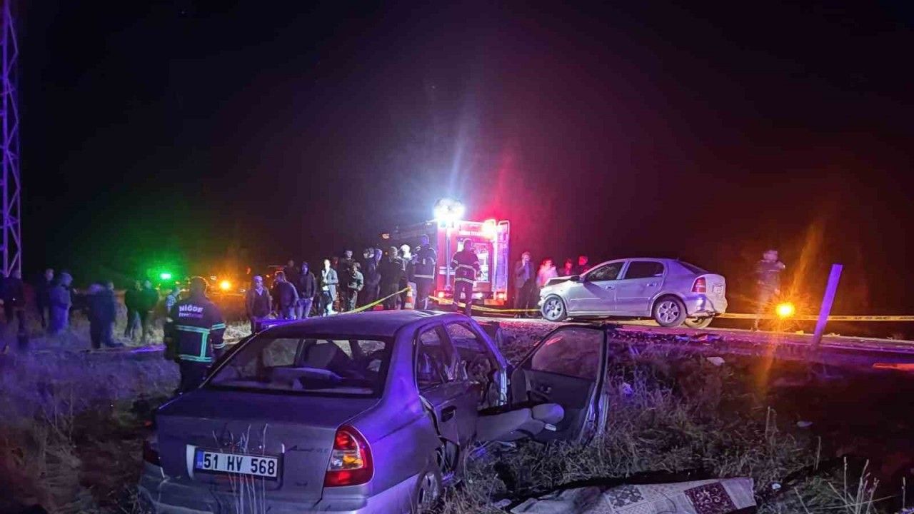 Niğde'de Kafa Kafaya Çarpışan İki Otomobilin Kazasında 2 Ölü, 3 Yaralı