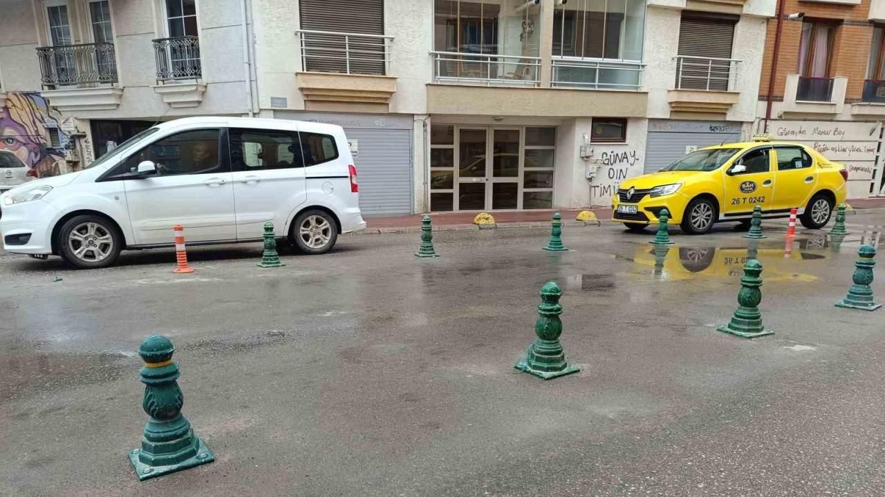 Eskişehir'de kavşağa araç park eden sürücülere demir duba önlemi