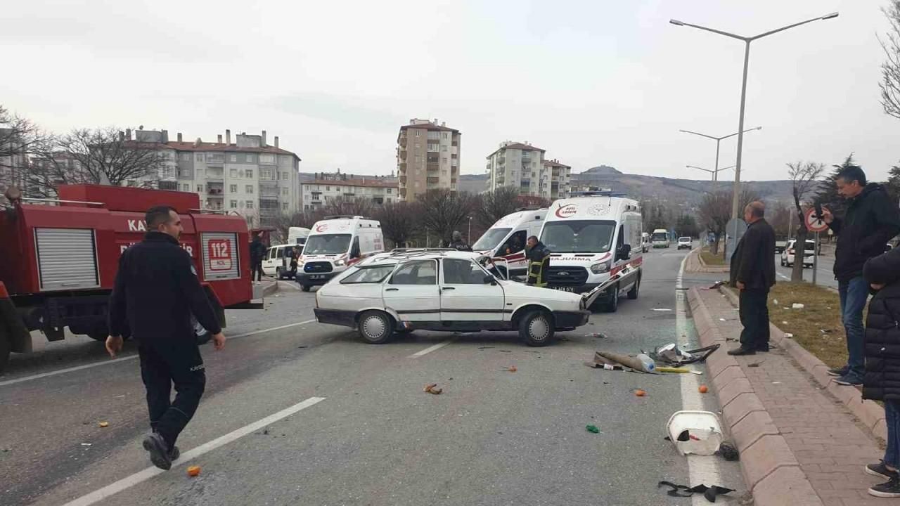 Kayseri'de İki Otomobil Çarpıştı, 3 Kişi Yaralandı
