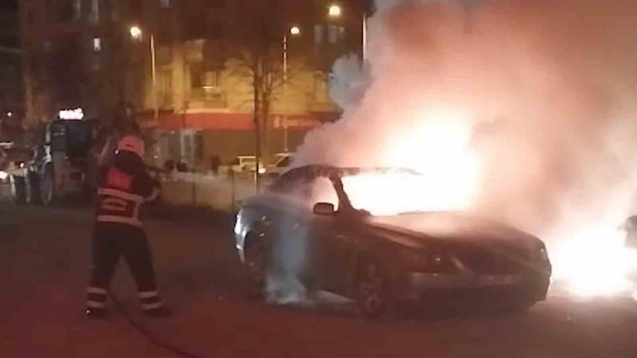 Kırıkkale'de Korku Dolu Anlar! Park Halindeki Otomobil Alevlere Teslim Oldu