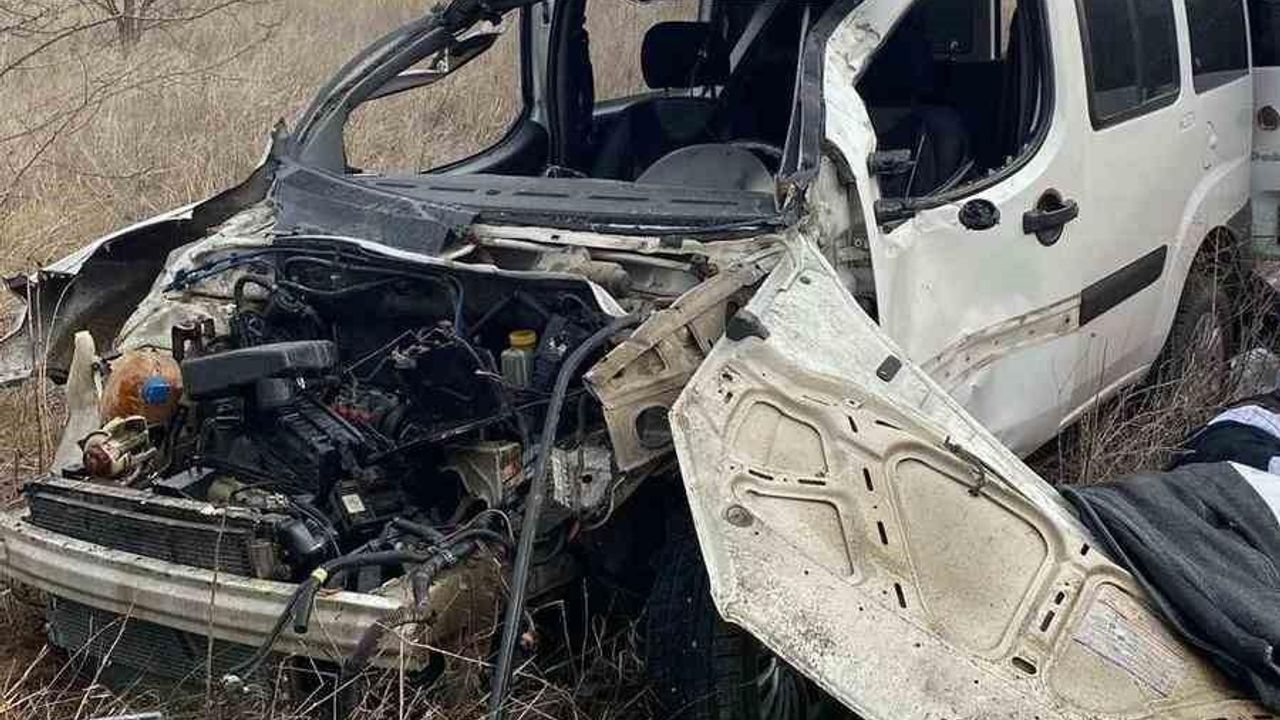 Kırıkkale'de Takla Atan Hafif Ticari Araç Hurdaya Döndü: 2 Ağır Yaralı