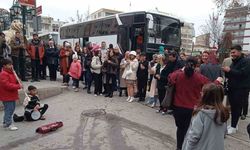 Darbuka Çalan İki Çocuk İlgi Odağı Oldu