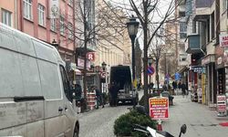 Eskişehir İstiklal Mahallesinde duran araçlar sürücüleri çileden çıkardı