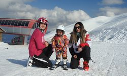 2 Yaşındaki Minik Kayakçı Milli Sporcu ile Kayak Yaptı