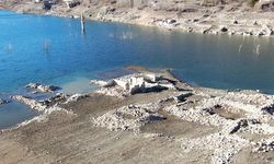 Sivas'ta Kuraklık Alarmı: Pusat-Özen Barajı'nda Sular Çekildi, Eski Köy Gün Yüzüne Çıktı