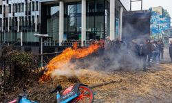 Belçikalı Çiftçiler Brüksel'i Traktörlerle Ablukaya Aldı: Şehir Savaş Alanına Döndü