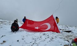 Bayraktepe'de Gurur Anı: Kırşehirli Dağcılar Türk Bayrağı'nı Yeniledi