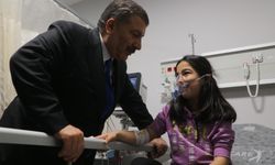 Bakan Koca Bayramı Defne Devlet Hastanesi'nde Kutladı: Sağlık Personeli ve Hastalarla Buluştu