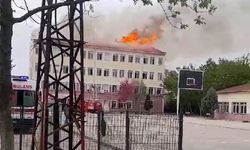 Okulda Yangın: Çatı Kullanılamaz Hale Geldi