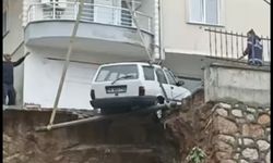 Yağmur Nedeniyle İstinat Duvarı Çöktü, Otomobiller Asılı Kaldı