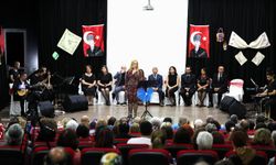 Aliağa'da Türkü Şöleni: 'Solistler Geçidi' Konseriyle Aliağa Belediyesi THM Korosu Dinleyicileri Mest Etti!