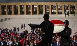 Gençlik ve Spor Bakanı Osman Aşkın Bak Anıtkabir'de: "Gençlerimizle Manevi Huzurundayız"