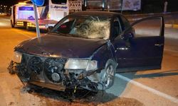 Kırıkkale'de Direksiyon Hakimiyeti Kaybedilen Araç Refüje Çarpıp 100 Metre Sürüklendi: 2 Yaralı