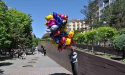 Balonlarını Kaçırınca 2 Bin Lira Zarar Eden Seyyar Satıcı: "Artık Balonları Daha Sıkı Bağlıyorum"