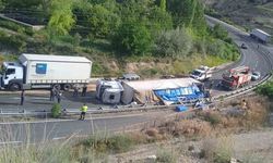 Virajı Alamayan Tır Devrildi, Sürücü Ağır Yaralandı: Sivas'ta Trafik Kazası