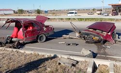 Adana'da Trafik Kazasında Tofaş Otomobil Ortadan İkiye Ayrıldı, 4 Yaralı