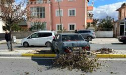 Kayseri’de Tırla Çarpışan Otomobil Orta Refüje Çıktı