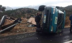 Antalya'da Minibüs Devrildi: 1 Yaralı