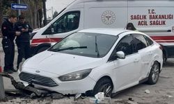 Elazığ’da Otomobil Kaldırıma Çarptı: 2 Yaralı