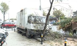 İstanbul'da Freni Boşalan Kamyonet Kaldırıma Girdi