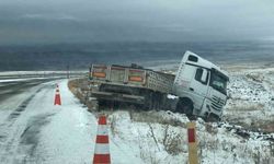 Kars’ta Buzlu Yolda Kayan Tır Şarampole Düştü