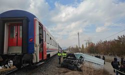 Muş’ta Yolcu Treni ile Kamyonet Çarpıştı: 1 Ölü, 1 Ağır Yaralı