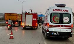 Bilecik'te Kamyonet Kırmızı Işıkta Bekleyen Otomobile Çarptı: 2 Yaralı