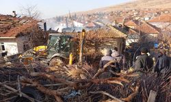 Isparta’da Elektrik Arızası Nedeniyle Çıkan Yangın İki Evi Kullanılamaz Hale Getirdi