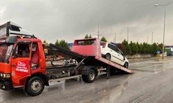 Kocaeli’de Tıra Çarpan Otomobilin Sürücüsü Yaralandı