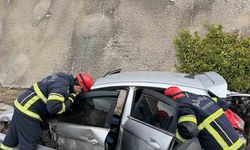 Niğde-Adana Otoyolunda Korkuluklara Çarpan Otomobilin Sürücüsü Yaralandı