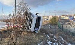 Sivas’ta Su Yüklü Minibüs Buzlanma Nedeniyle Yan Yattı