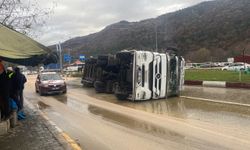 Tokat’ta Yağ Dolusu Tankerin Devrilmesi Sonucu 2 Kişi Yaralandı