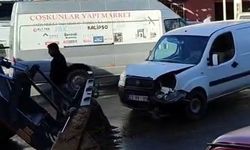 Elazığ’da Kepçe ile Çarpışan Hafif Ticari Araçta Maddi Hasar Meydana Geldi