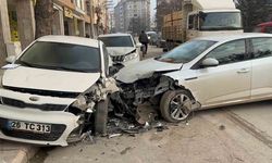 Eskişehir’de Park Halindeki 2 Araca Çarpan Otomobilde 1 Yaralı, Maddi Hasar Büyüdü