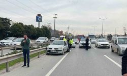 Kocaeli’de Emniyet Şeridinde Durdukları Araca Çarpan Otomobilde 3 Yaralı