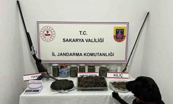 Sakarya Akyazı'da Uyuşturucu Operasyonu: 4 Kilogram Esrar ve Kılıç Ele Geçirildi, 1 Gözaltı