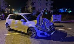 Sakarya Karasu’da Otomobiller Çarpıştı: Bir Yaralı, Otomobil Kapısı Farında Asılı Kaldı