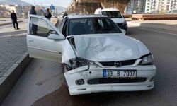 Samsun’da Trafik Kazası: Hafif Ticari Araçla Çarpışan Otomobilde Bir Kişi Yaralandı