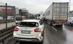 Beylikdüzü E-5'te Tır Kazası: 2 Şerit Kapanıp Yoğun Trafik Oluştu