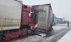 Samsun’da Zincirleme Trafik Kazası: 4 Tır ve 1 Minibüs Karıştı