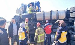 Karayolunda Kaza: Tır Yan Yattı Trafik Durdu